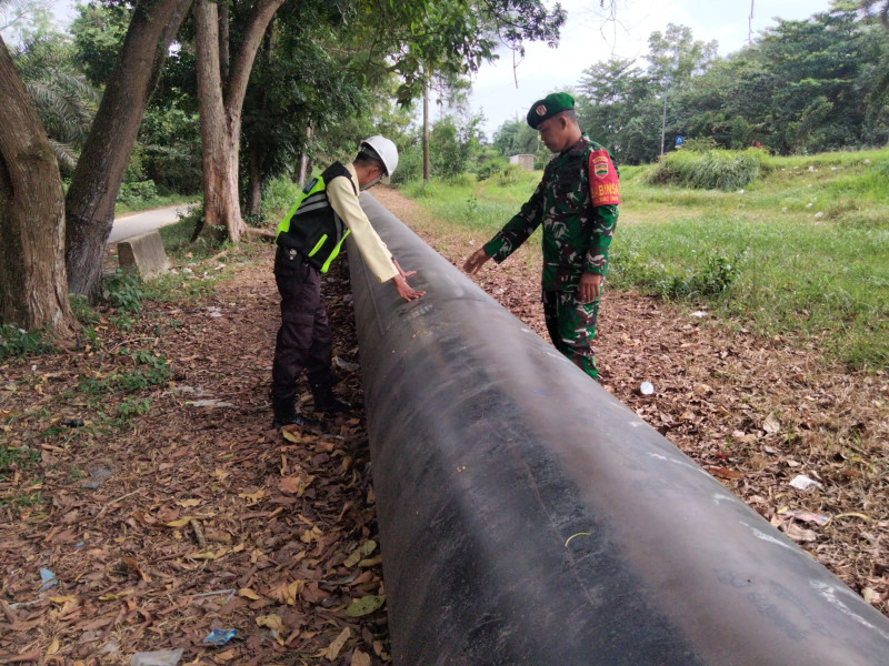 Patroli Bersama Babinsa dan PT PHR Cegah Gangguan Jalur Pipa Minyak