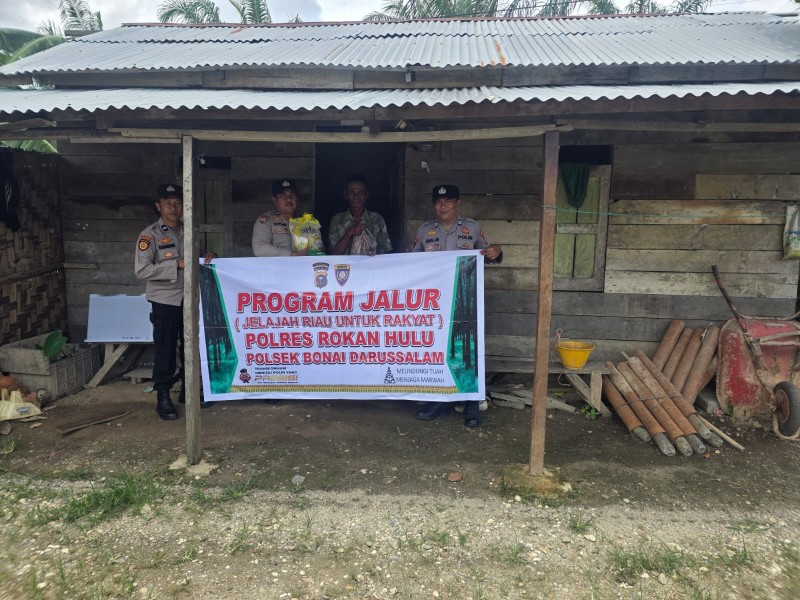 Polsek Bonai Darussalam Salurkan Bansos Program JALUR ke Warga Tepian Sungai Rokan