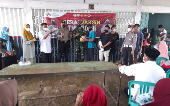 Percepat Vaksinasi, Pemdes Puo Raya Bersama TNI - POLRI Laksanakan Vaksinasi Massal