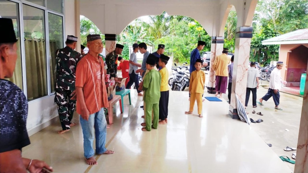 Danramil 03/SS Pimpin Aksi Jumat Berkah, Tanamkan Nilai Kepedulian Sosial