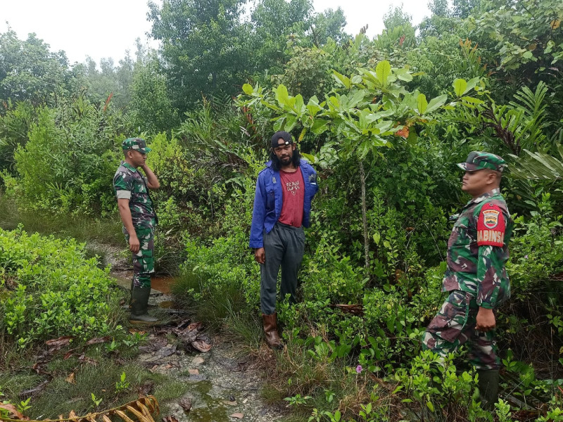 Babinsa Koramil 06/Merbau Intensifkan Patroli Karhutla di Desa Padang Kamal