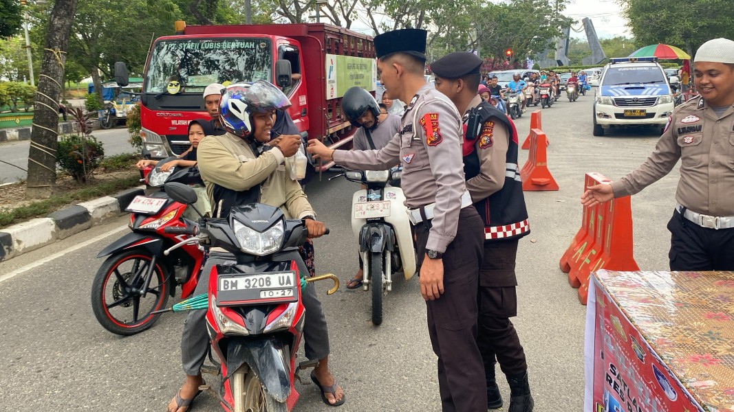 Berbagi Kemuliaan di Bulan Ramadhan, Sat Lantas Polres Rokan Hulu Bagikan Takjil Gratis Kepada Masyarakat