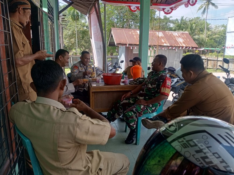 Babinsa Koramil 06/Merbau Ajak Perangkat Kelurahan Hidupkan Nilai Pancasila