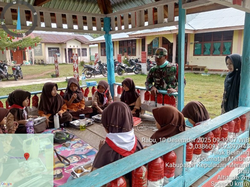 Babinsa Koramil 06/Merbau Dampingi Program Makan Sehat Bergizi untuk Pelajar