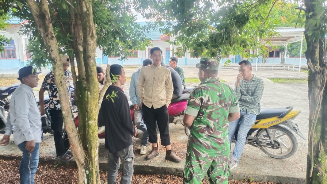Komsos Bersama Warga, Babinsa Merbau Tanamkan Semangat Gotong Royong dan Toleransi