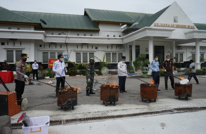 Bentuk Transparansi Dengan Masyarakat, Kejari Siak Musnahkan Barang Bukti Berupa Narkoba