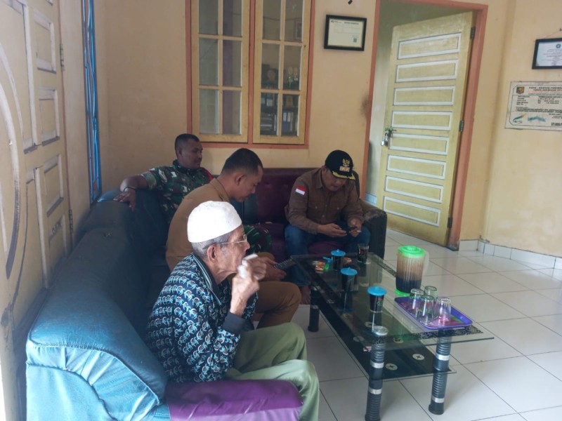 Perkuat Silaturahmi, Babinsa Komsos di Kelurahan Teluk Belitung