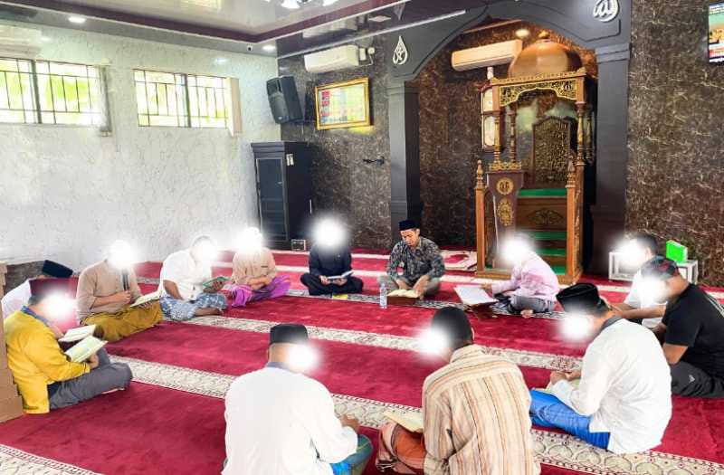 Lapas Kelas IIB Pasir Pengaraian Beri Siraman Rohani Bagi Warga Binaan Dengan Mengaji Bersama Ustadz