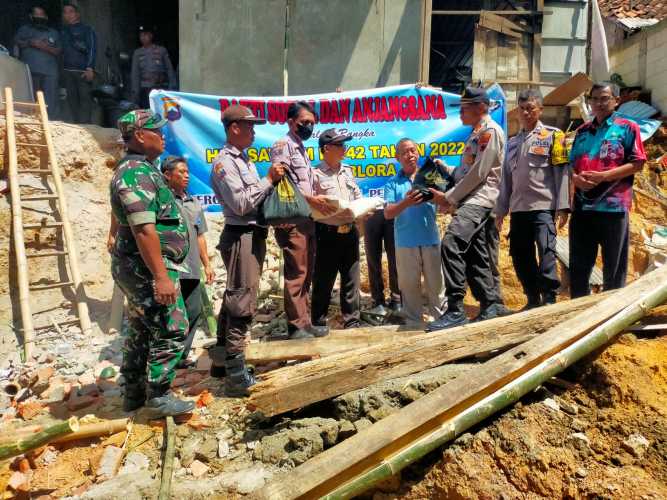Warga Korban Longsor Di Kelurahan Tambahrejo Blora Mendapat Bantuan Dari Polres Blora Dan Satpam