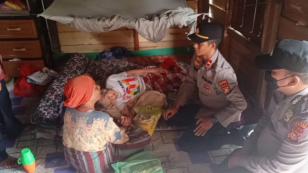 Mapolsek Rambah Hilir Berbagi Dengan Warga Tidak Mampu