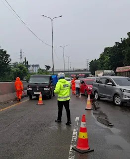 Sat Lantas Polres Pelabuhan Belawan Terapkan Contra Flow Akibat Banjir 1 Meter di Ruas Tol Arah Belawan