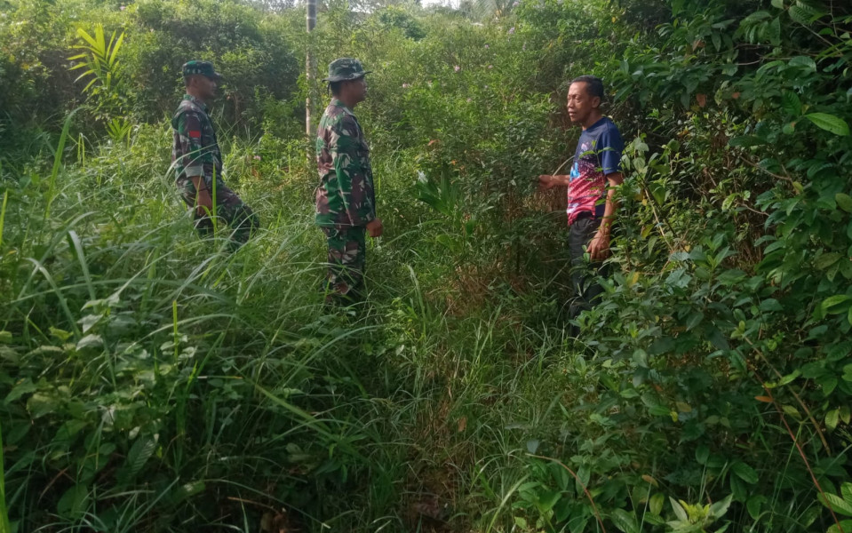 Desa Mengkirau Menjadi Tempat Babinsa Koramil 06 Merbau Berpatroli
