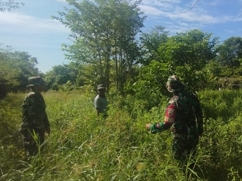 Cegah Karhutla, Serma Eri dan Pratu Hutagalung Ajak Masyarakat Awasi Hutan Bersama