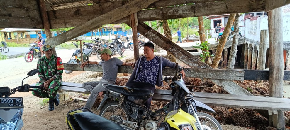 Komsos Babinsa Bersama Warga Perkokoh Semangat Persatuan di Kampung Pancasila