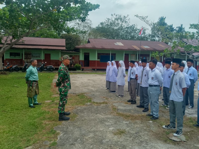 Babinsa Koramil 06/Merbau Ajak Guru SMA Merbau Tanamkan Jiwa Pancasila