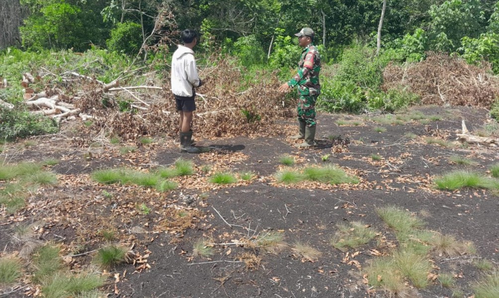 Patroli Karhutla di Desa Kudap, Babinsa Ajak Warga Bersama Jaga Wilayah Bebas Kebakaran